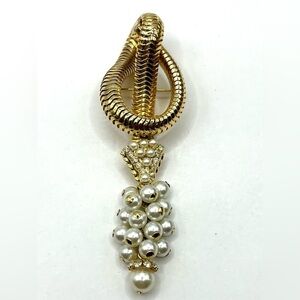 Pendant Large  Pearl and Rhinestone Brooch Grapevine Pearls Gold Tone Knot